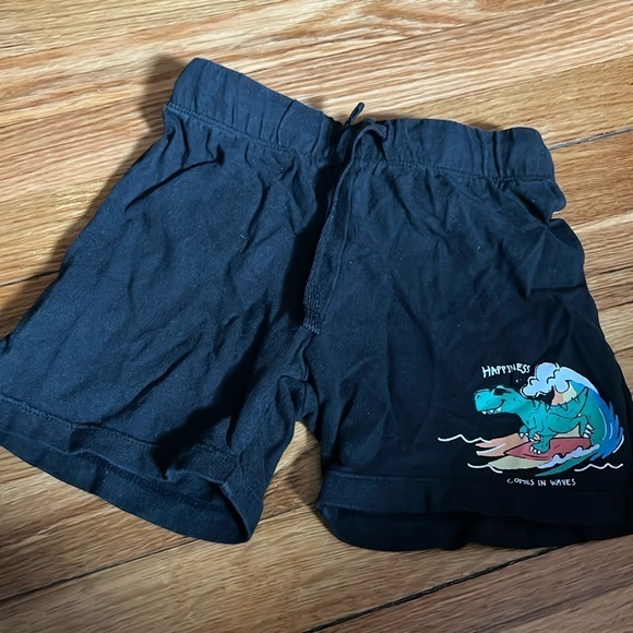 H&M Other - H&M lightweight cotton wave Dino shorts 5T fit is more 4T EUC.